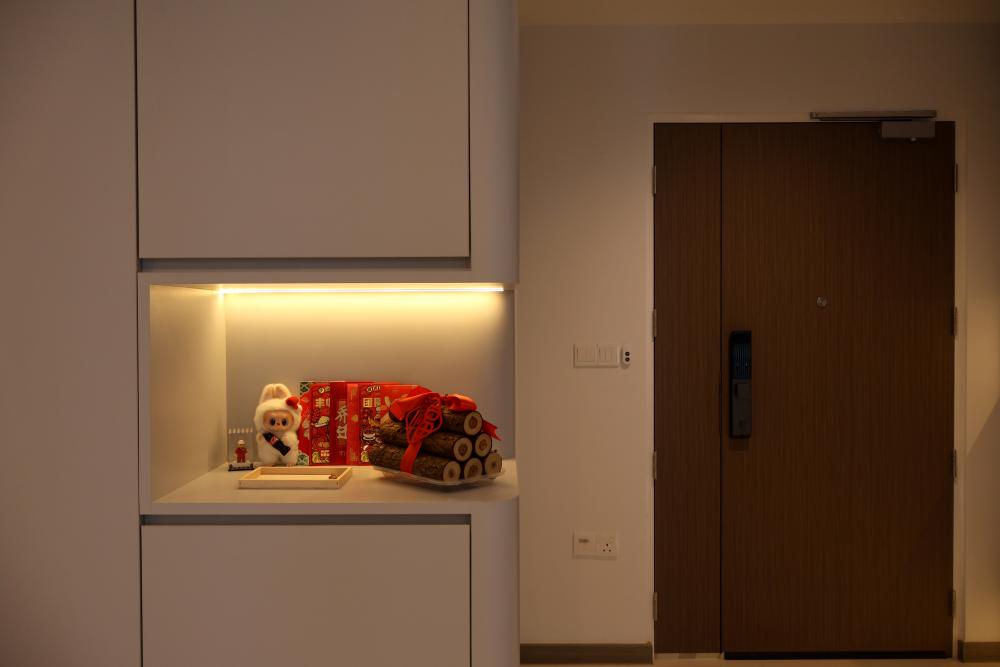 Minimalist Foyer with Storage Cabinets and Display Cabinets