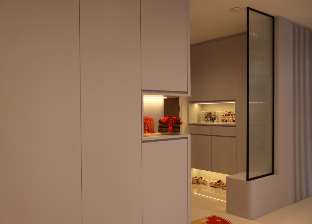 Minimalist Foyer with Settee and Sofa