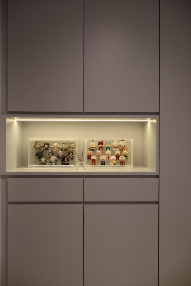 Minimalist Foyer with Storage Cabinets and Drawer Units