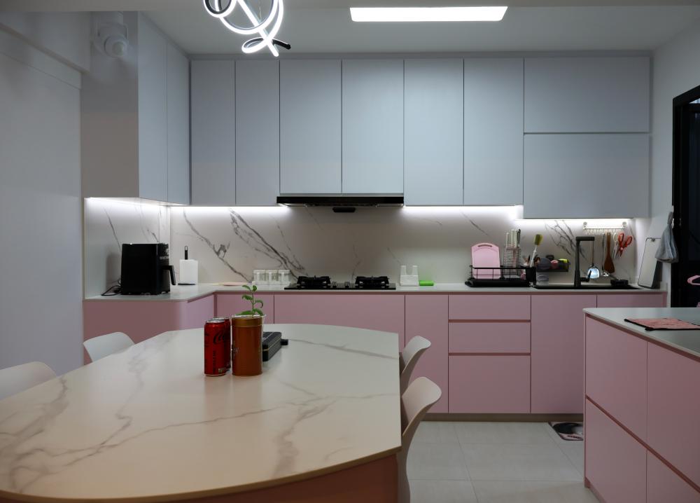Minimalist Kitchen with Open Kitchen and Breakfast Counter