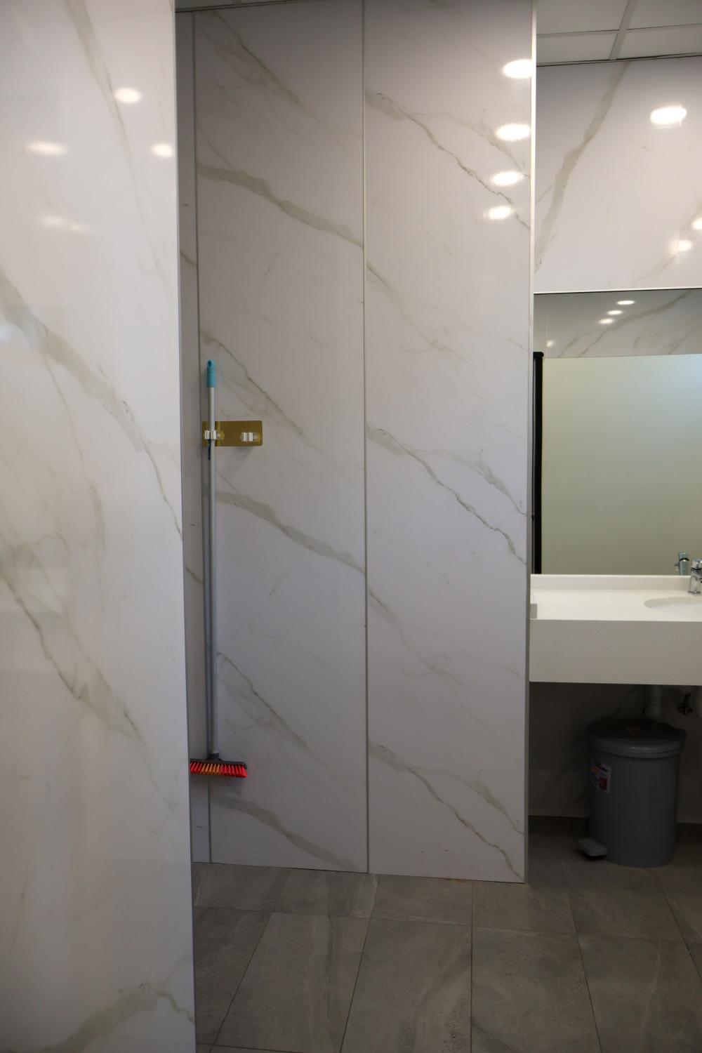 Minimalist Bathroom with Homogeneous Tiles and Mirror