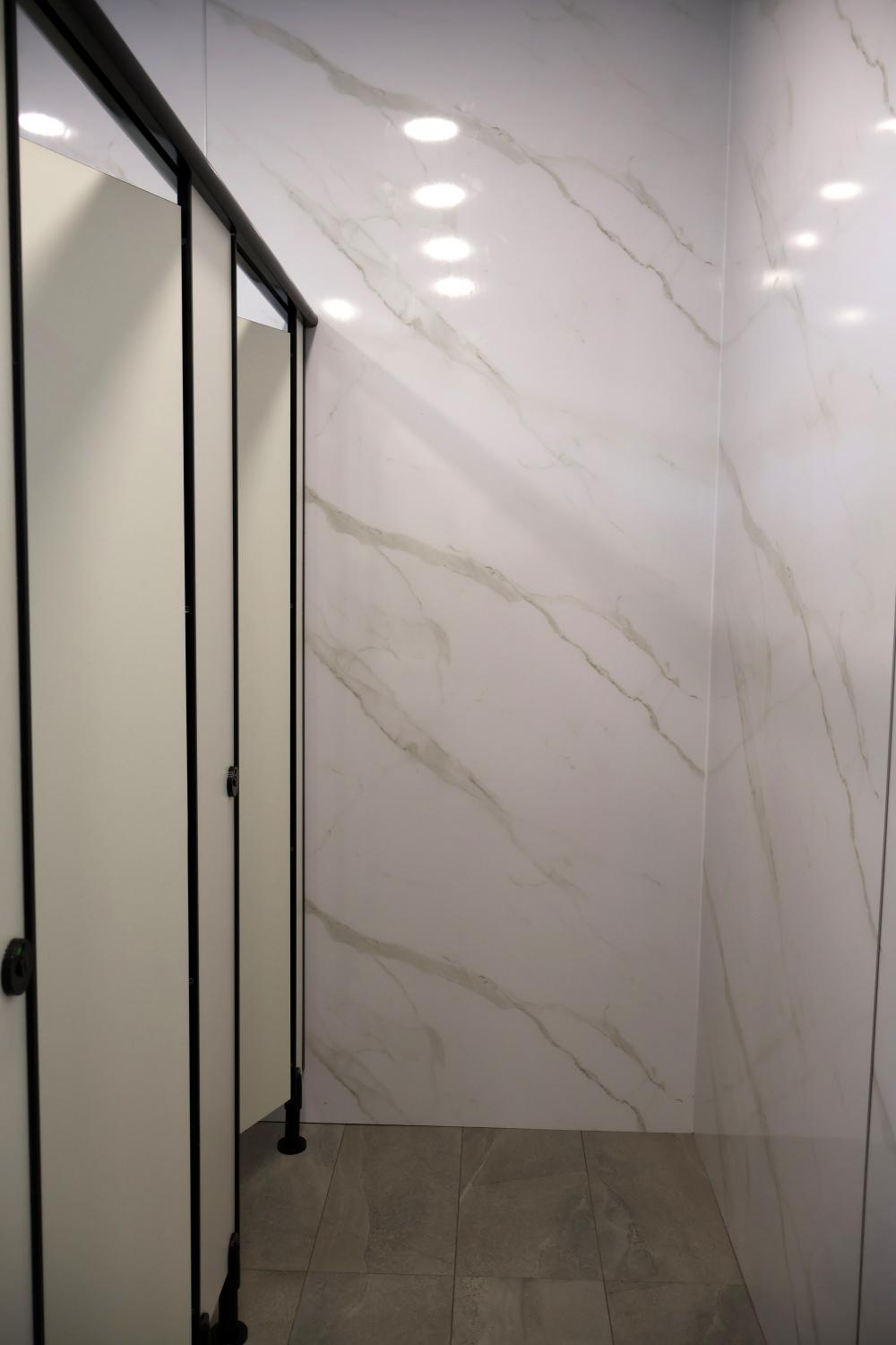 Minimalist Bathroom with Homogeneous Tiles and Feature Wall