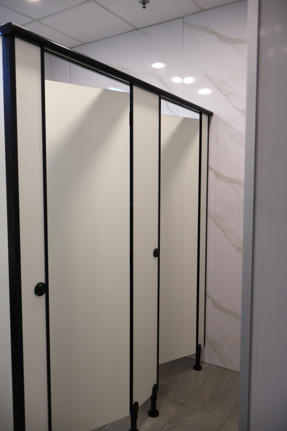 Minimalist Bathroom with Homogeneous Tiles and Feature Wall