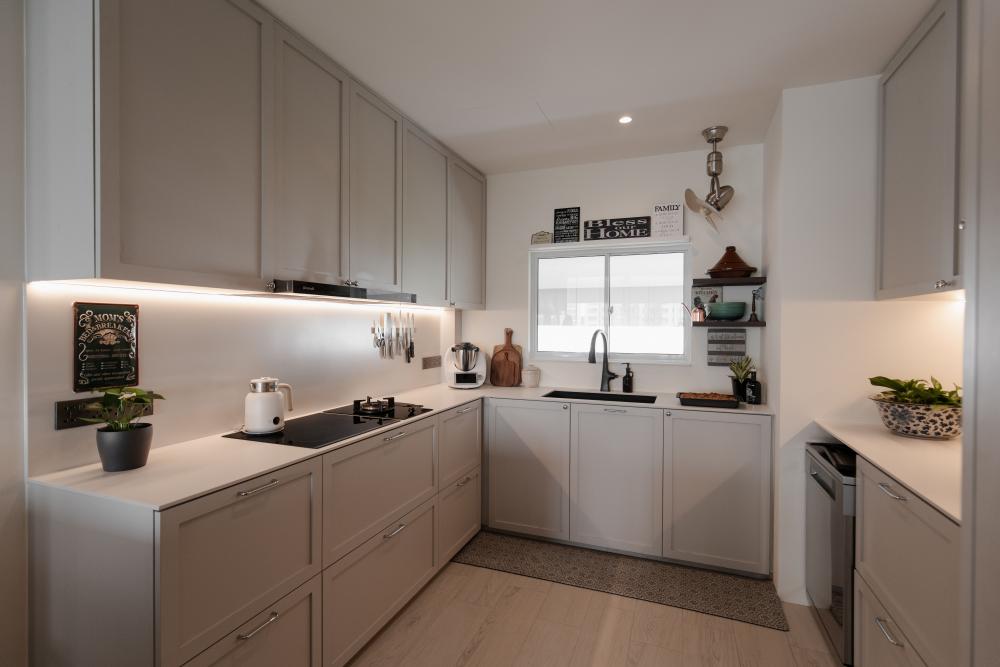 Vintage Kitchen with Countertop and Open Kitchen