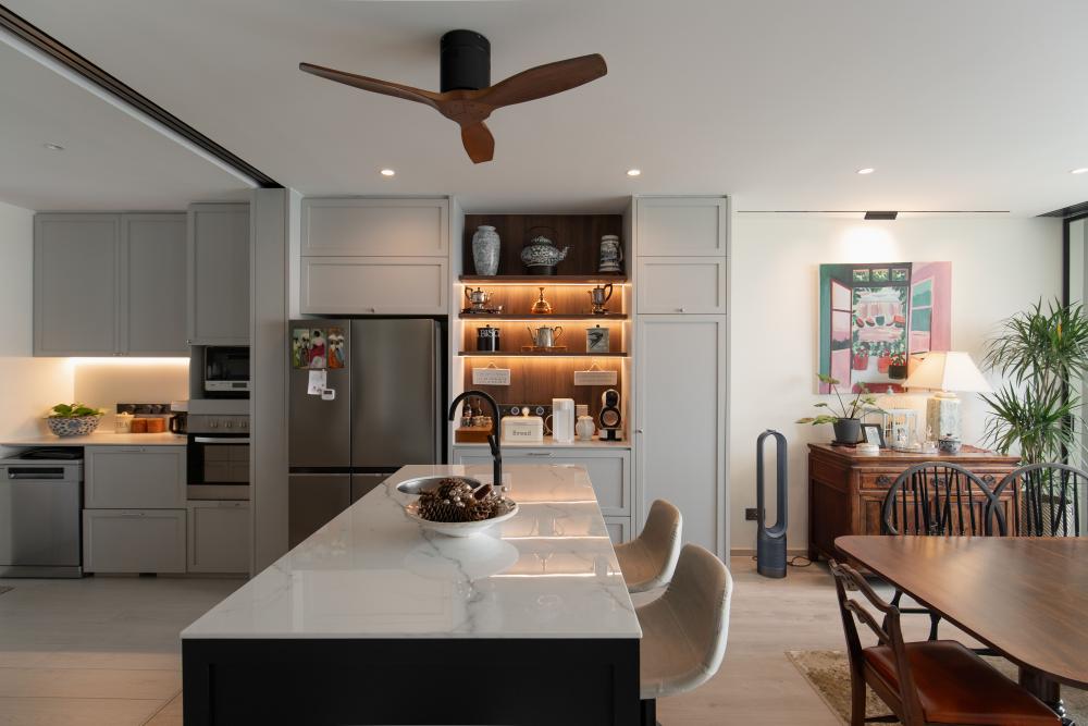 Vintage Kitchen with Vinyl Flooring and Kitchen Window
