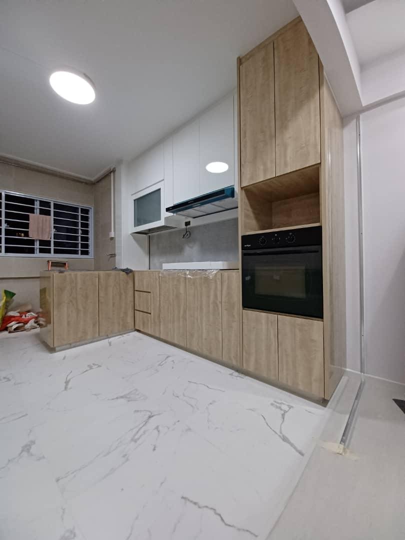 Modern Kitchen with Homogeneous Tiles and Kitchen Backsplash