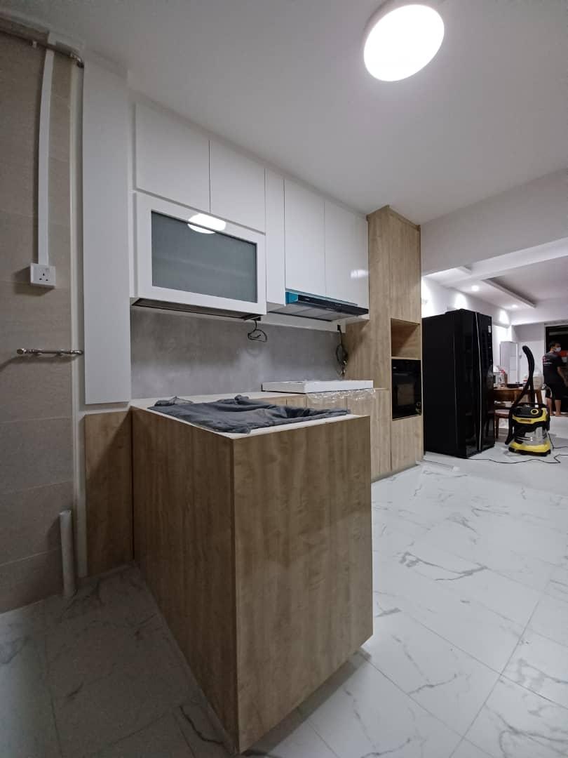Modern Kitchen with Open Kitchen and Kitchen Cabinets