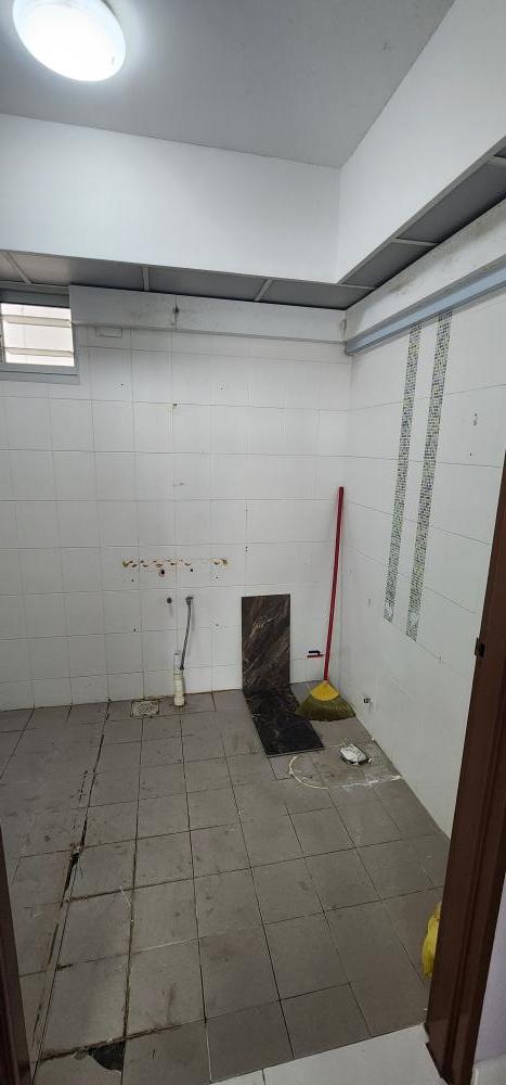 Modern Bathroom with Homogeneous Tiles and Tiles
