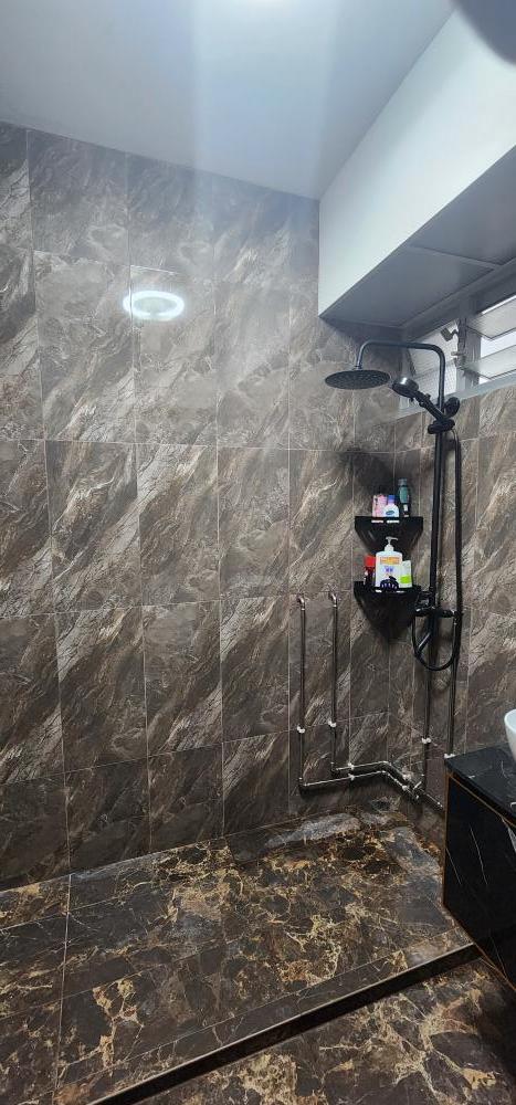 Modern Bathroom with Homogeneous Tiles and Tiles