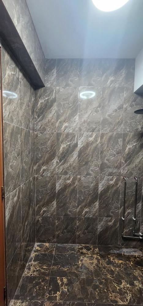 Modern Bathroom with Homogeneous Tiles and Tiles
