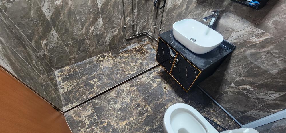 Modern Bathroom with Homogeneous Tiles and Mirror