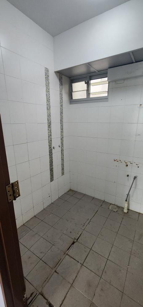 Modern Bathroom with Homogeneous Tiles and Tiles