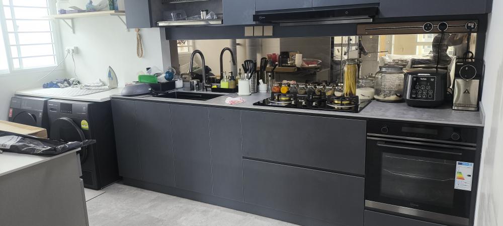 Modern Kitchen with Open Kitchen and Kitchen Cabinets