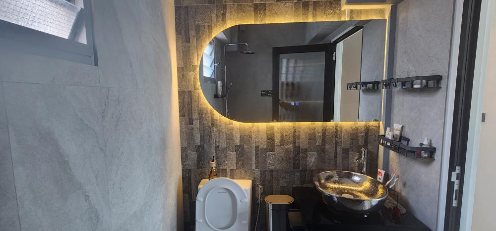 Modern Bathroom with Homogeneous Tiles and Mirror