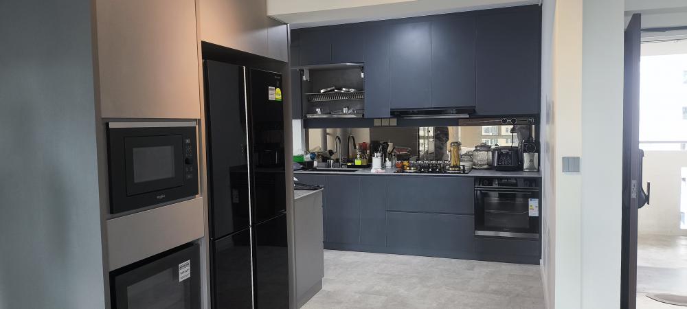 Modern Kitchen with Vinyl Flooring and Open Kitchen