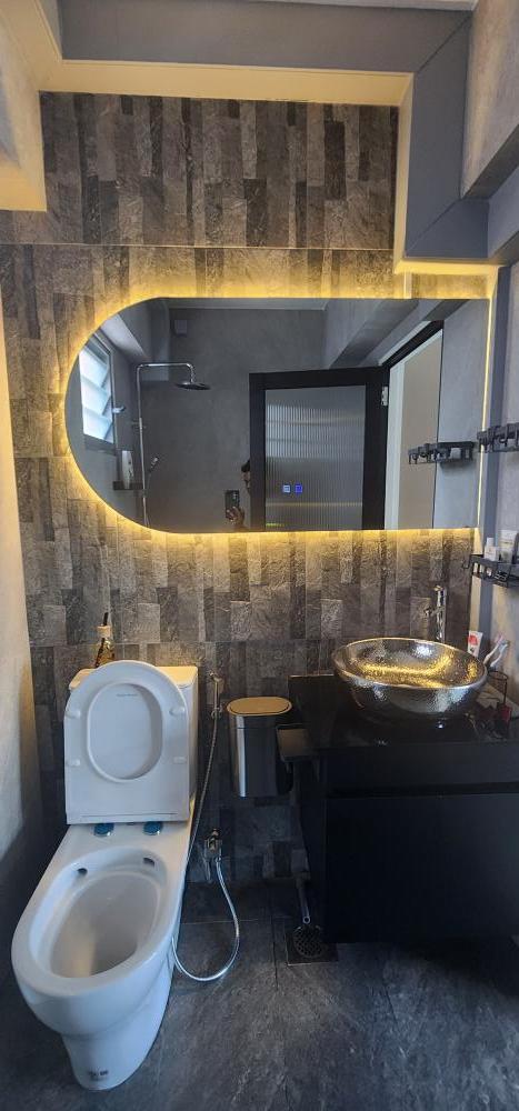 Modern Bathroom with Homogeneous Tiles and Tiles