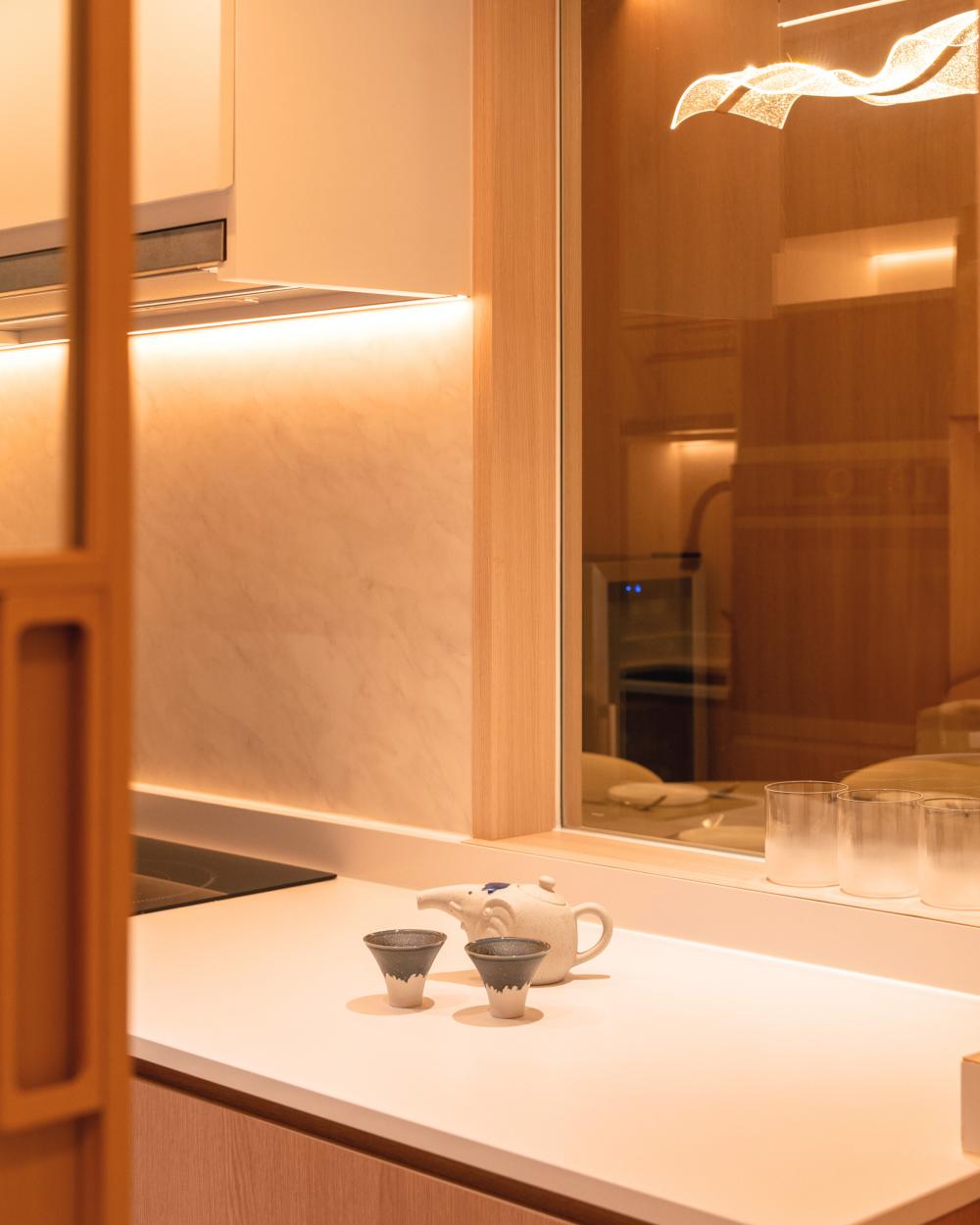 Minimalist Kitchen with Kitchen Window and Open Kitchen