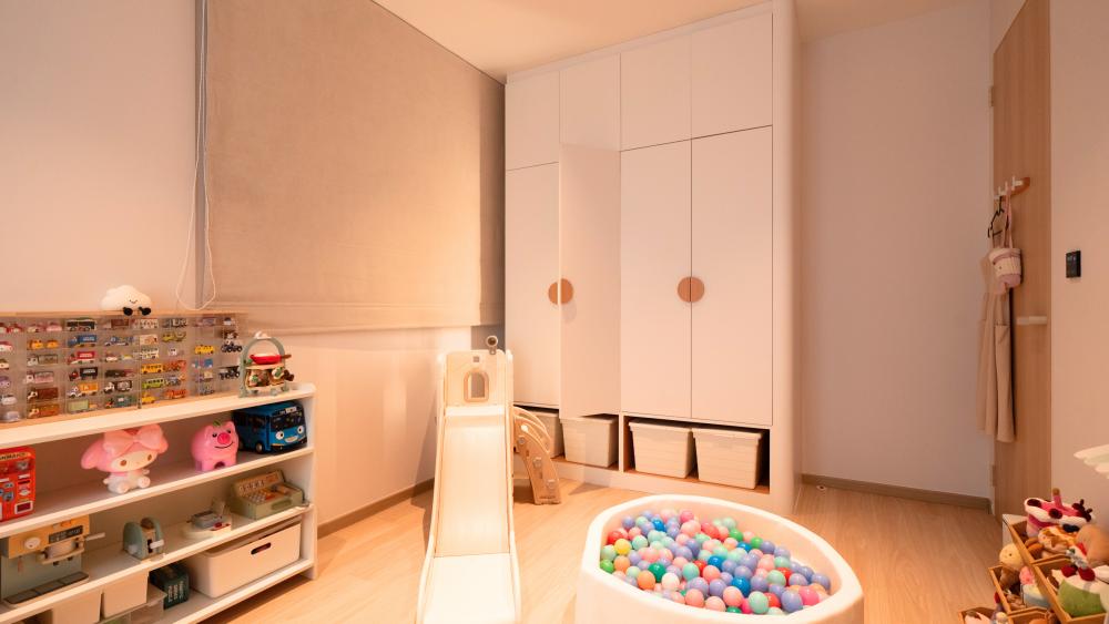 Minimalist Walk-in Wardrobe with Mirror and Wardrobe