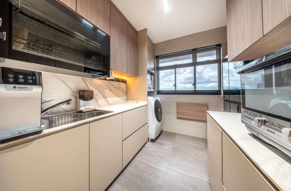 Modern Kitchen with Kitchen Backsplash and Kitchen Tap