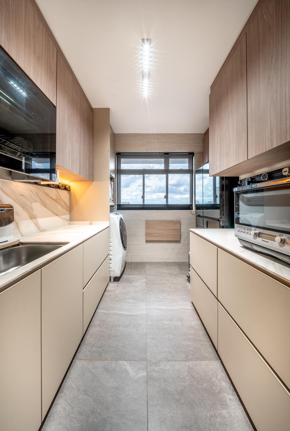Modern Kitchen with Countertop and Homogeneous Tiles