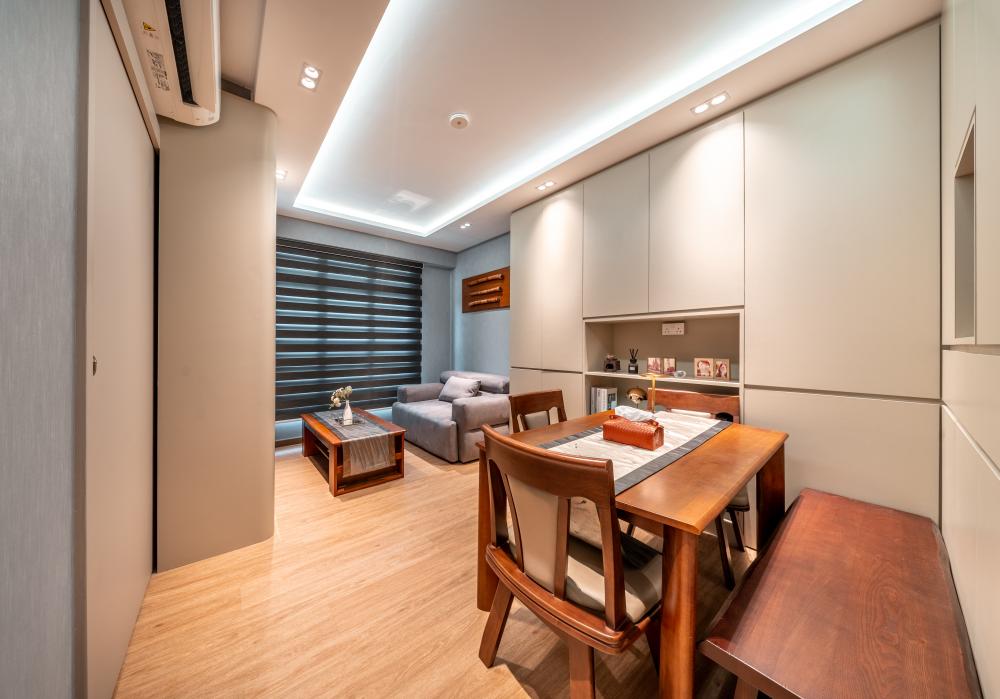 Modern Dining Room with Cove Lighting and Dining Table