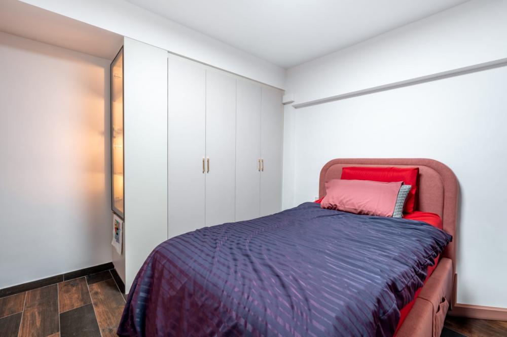 Minimalist Bedroom with Bedside Table and Queen Bed