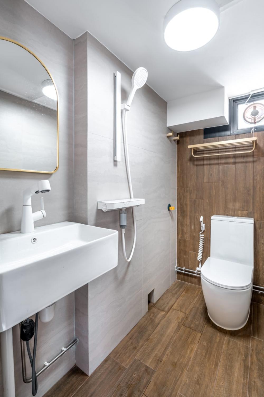 Minimalist Bathroom with Homogeneous Tiles and Mirror