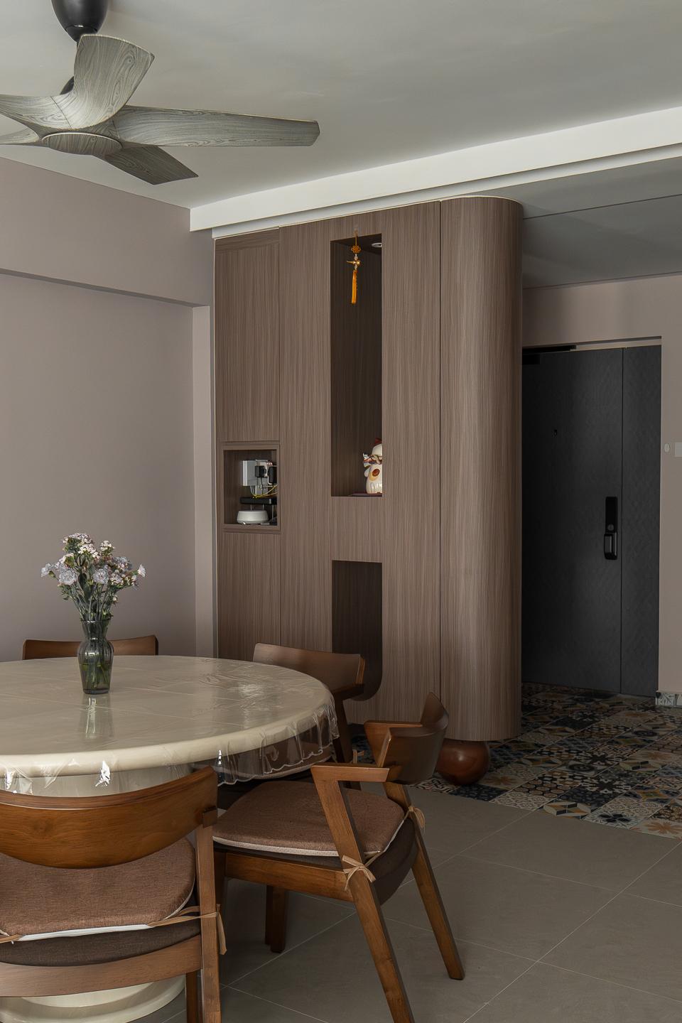 Vintage Entryway with Homogeneous Tiles and Ceiling Fan