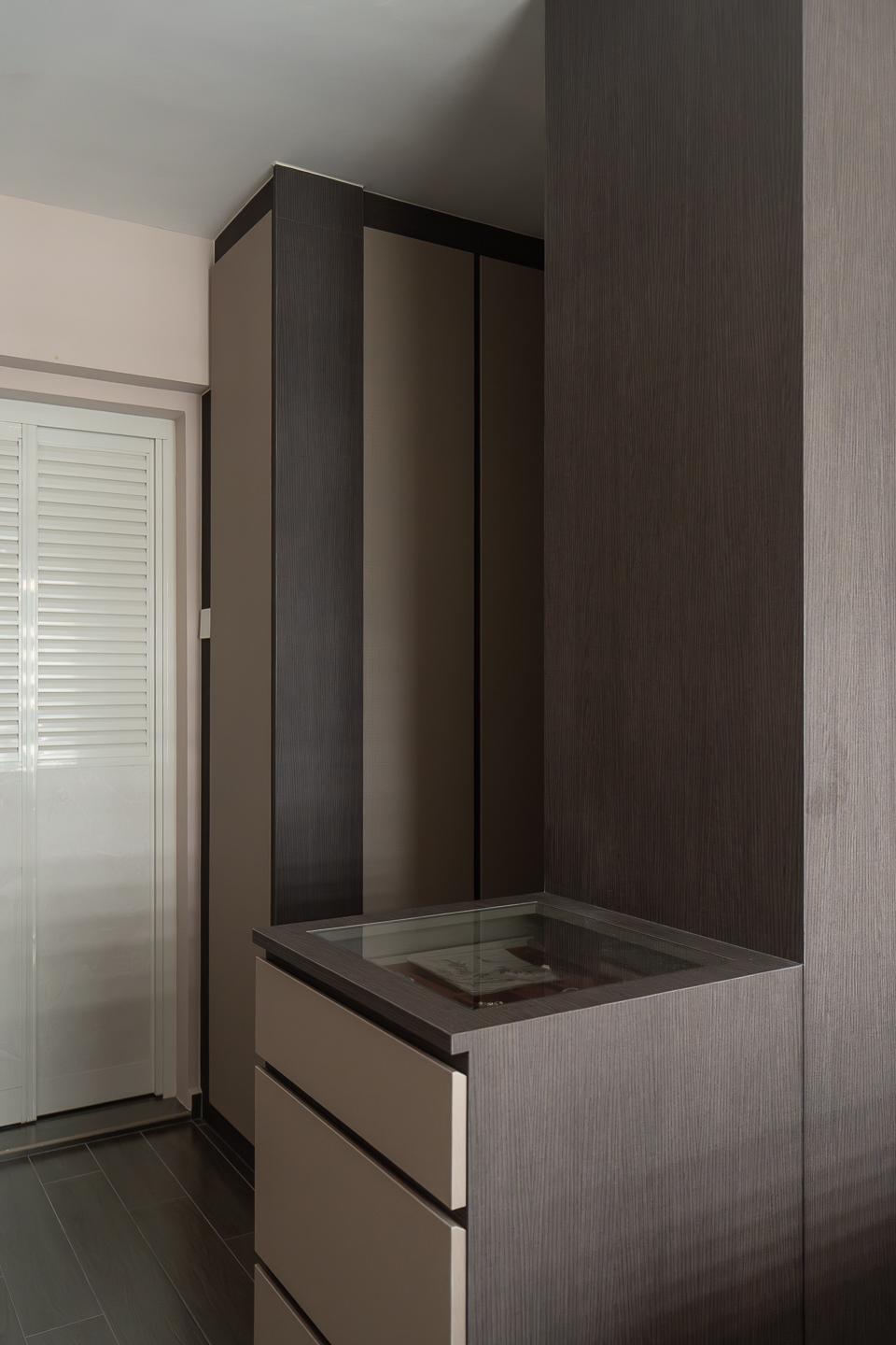 Vintage Walk-in Wardrobe with Wardrobe and Vanity Counter