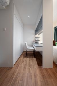 Contemporary Bedroom at Blk 661B Jurong West St 64