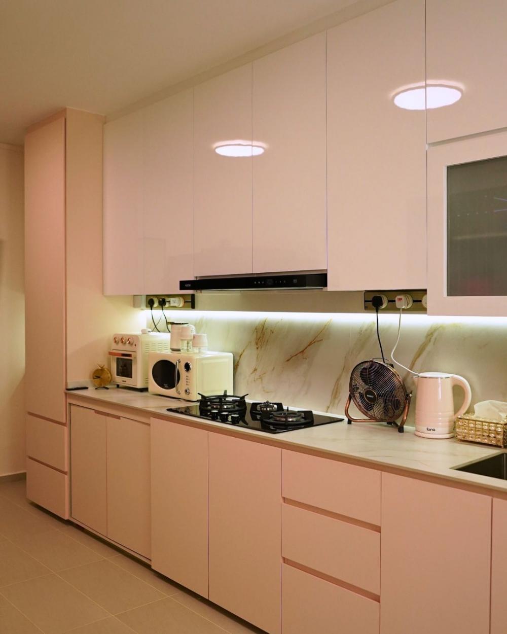 Modern Kitchen with Countertop and Homogeneous Tiles