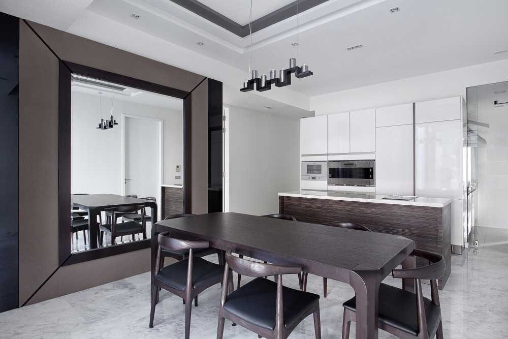 Modern Dining Room with Countertop and Mirror