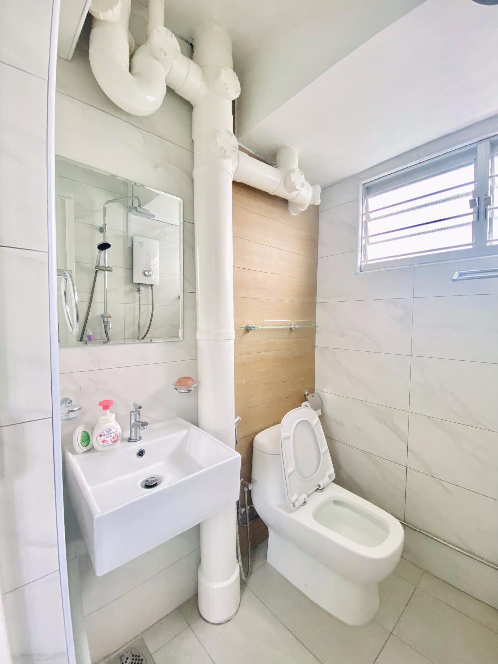 Modern Bathroom with Countertop and Vinyl Flooring