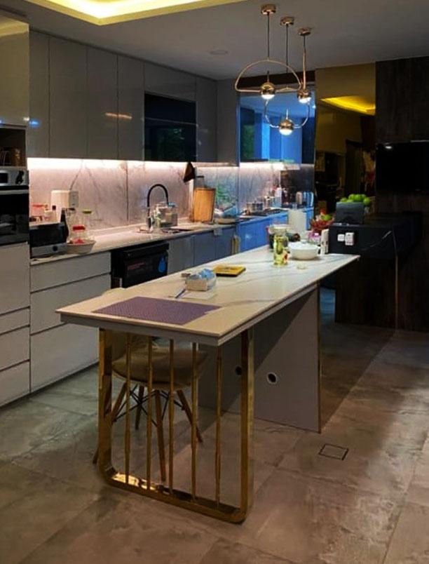 Modern Kitchen with Countertop and Homogeneous Tiles
