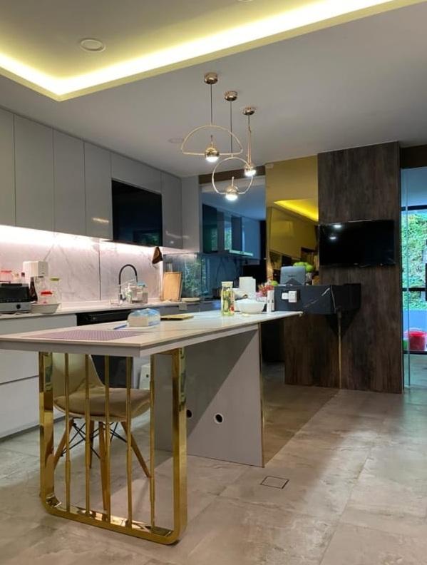 Modern Kitchen with Countertop and Homogeneous Tiles