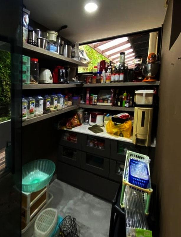 Modern Kitchen with Open Kitchen and Open Storage