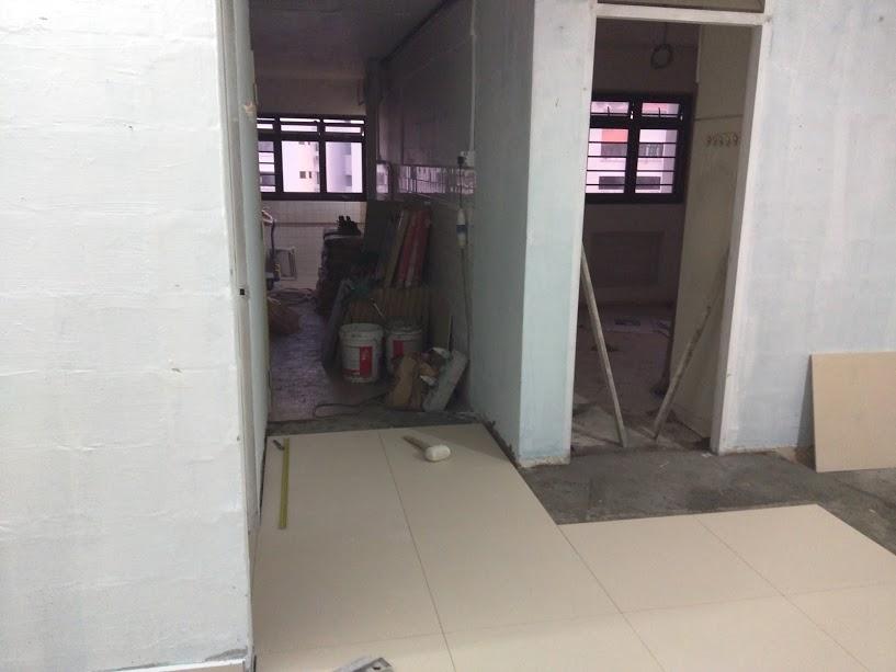 Asian Living Room with Vinyl Flooring and Homogeneous Tiles