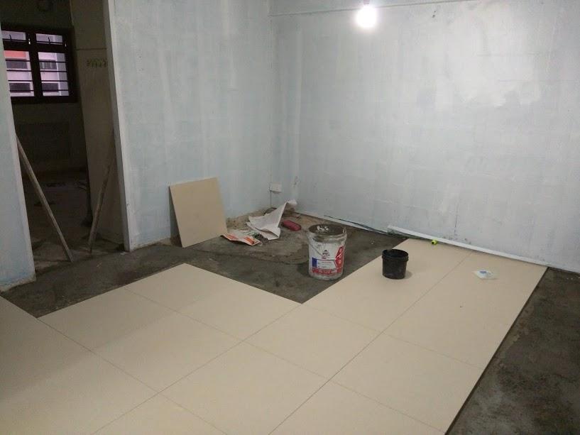 Asian Living Room with Vinyl Flooring and Homogeneous Tiles