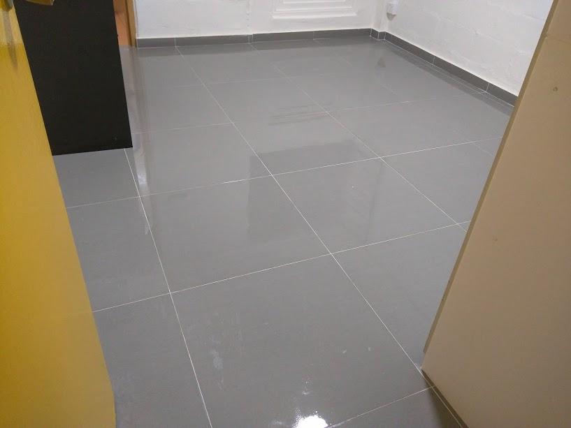 Asian Bedroom with Vinyl Flooring and Homogeneous Tiles