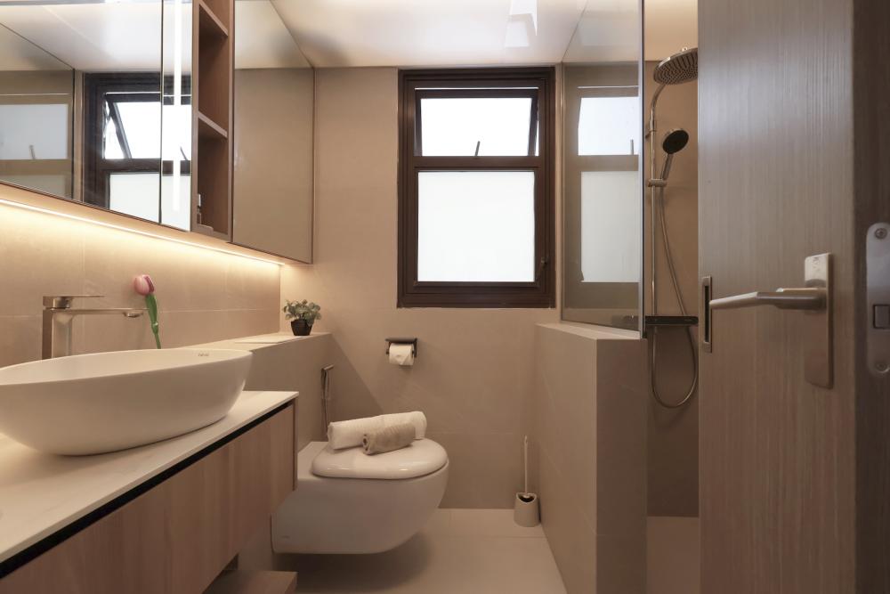 Contemporary Bathroom with Mirror and Shower Screen