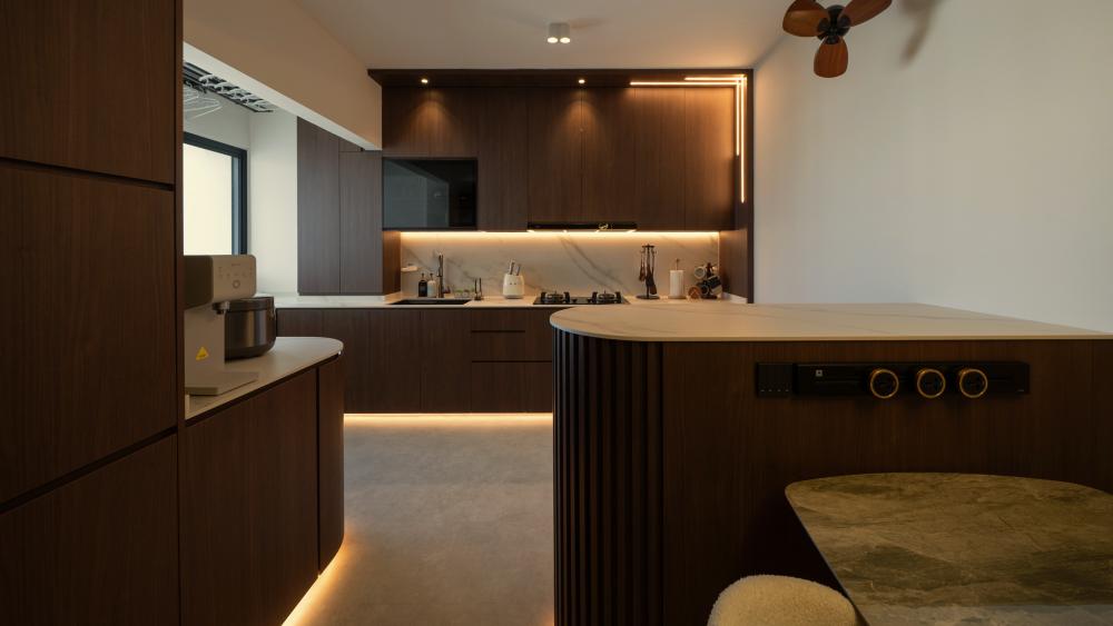 Contemporary Kitchen with Kitchen Island and Kitchen Backsplash