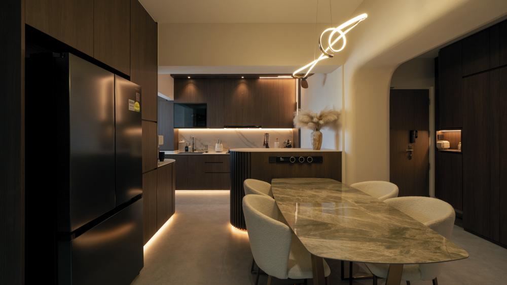 Contemporary Dining Room with Dining Table and Dining Chairs