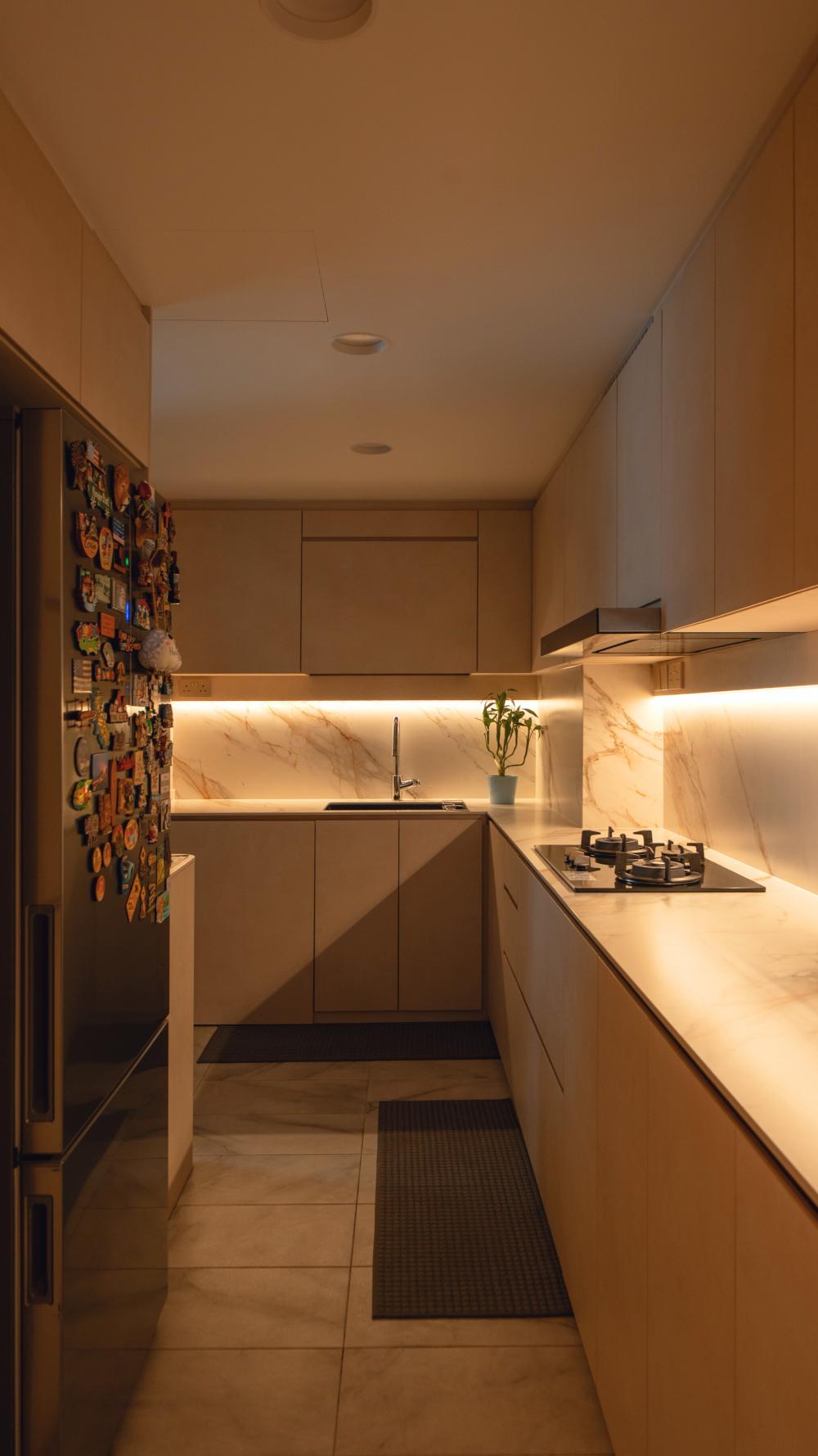 Contemporary Kitchen with Homogeneous Tiles and Kitchen Backsplash