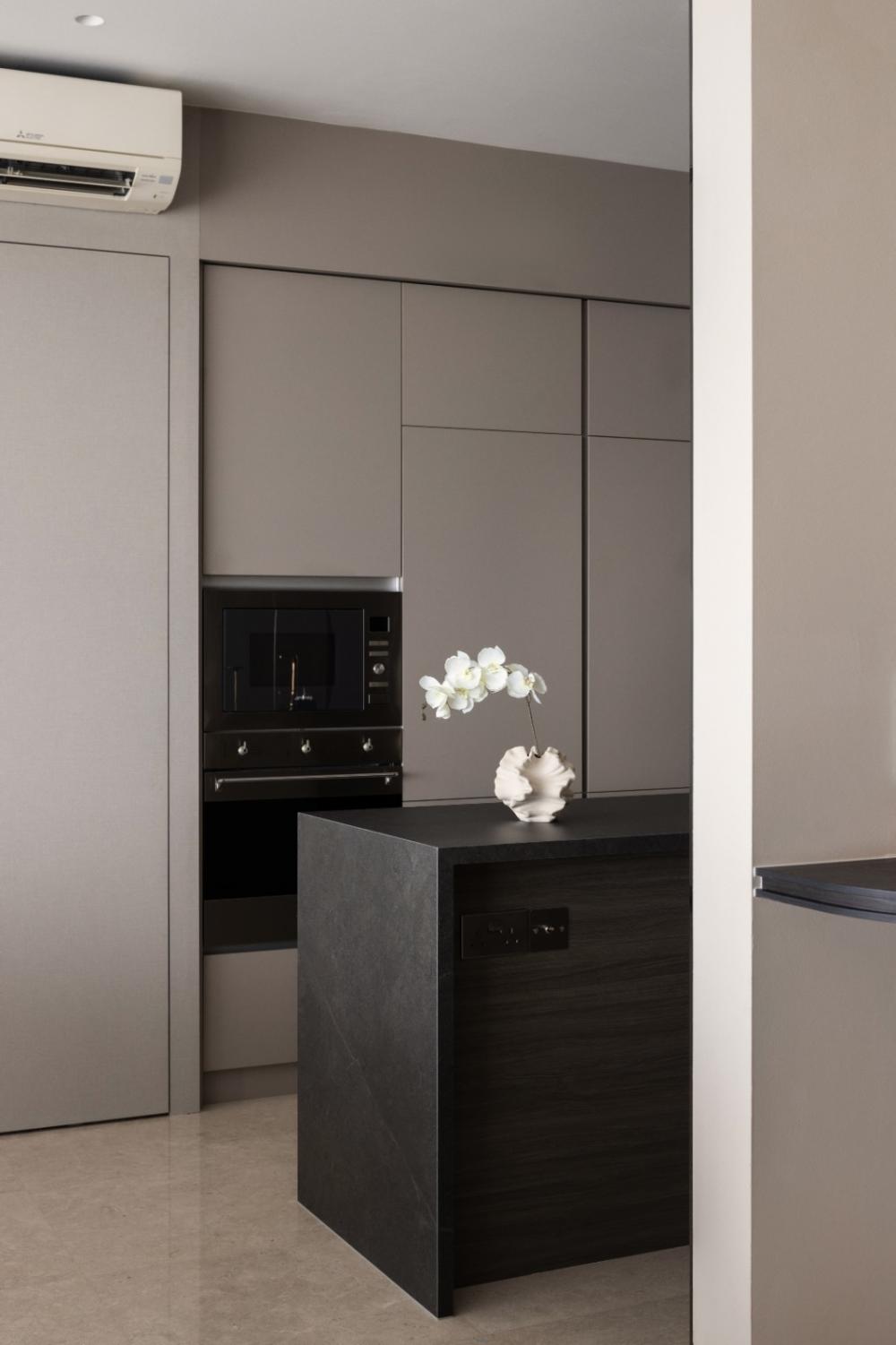 Modern Dining Room with Cove Lighting and Dining Table
