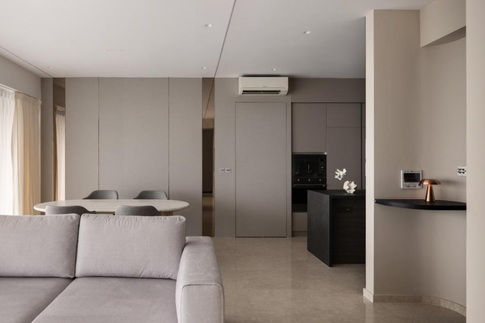 Modern Dining Room with Cove Lighting and Dining Table