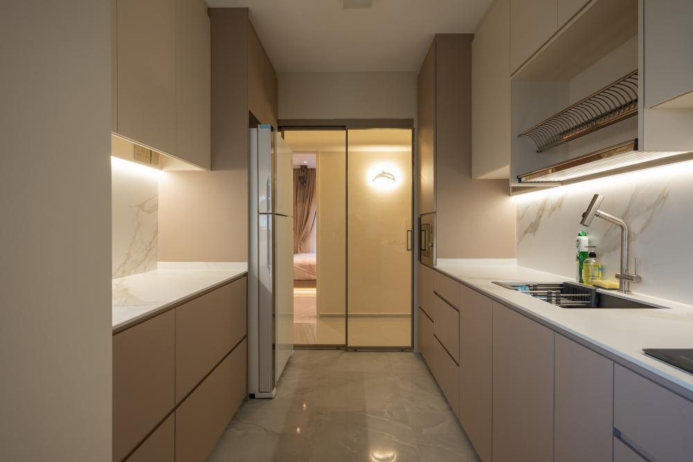 Modern Kitchen with Kitchen Island and Kitchen Backsplash
