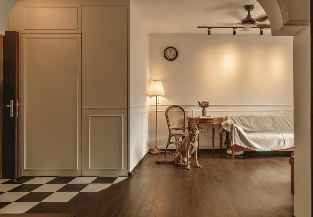 Vintage Living Room with Parquet Floor and Ceiling Fan
