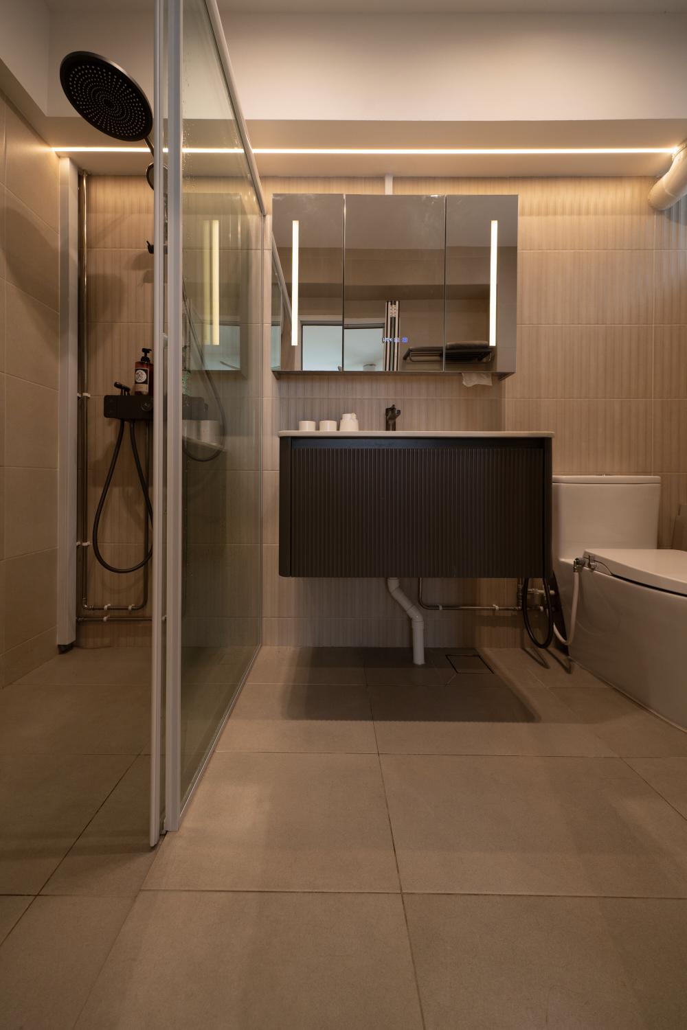 Modern Bathroom with Mirror and Mosaic