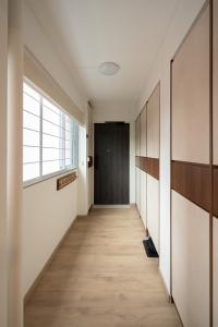 Modern Entryway at Blk 442 Sin Ming Ave