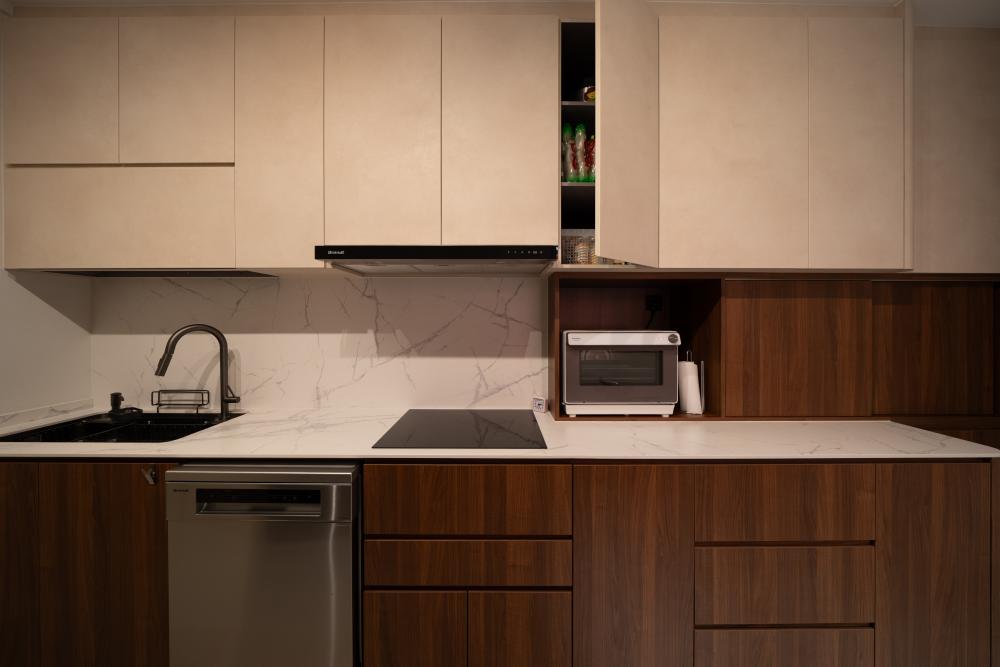 Modern Kitchen with Countertop and Open Kitchen